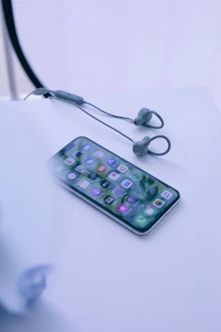 Moderní tablet a smartphone zobrazující webový obsah na reflexním povrchu, zdůrazňující technologie a propojení.