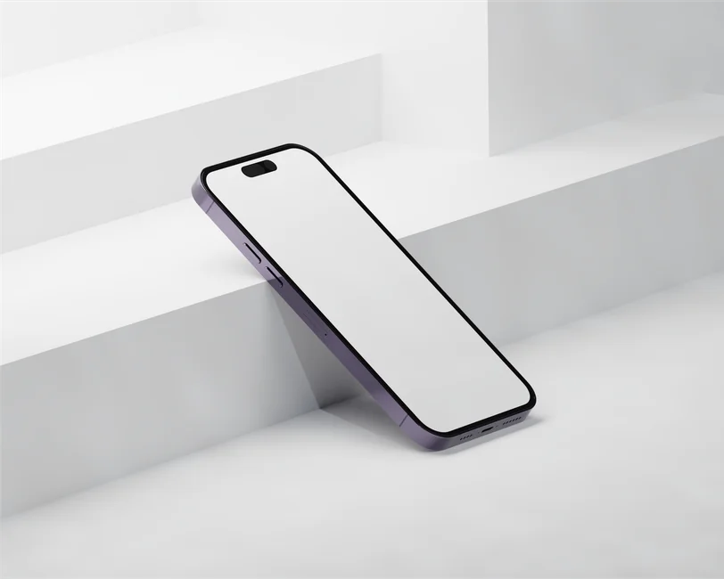 Pohled shora na člověka bez viditelné tváře, který při práci doma prochází mobilní telefon u bílého mramorového stolu s gadgety, perem a tužkou